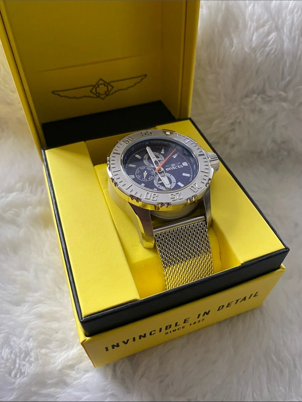Invicta NEW Men’s Vintage Model 48011.  Silver Mesh Watch with Blue Dial